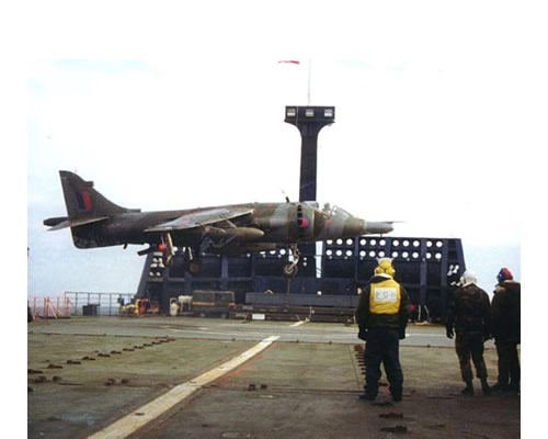 Uno de los Harrier que iban a operar en el área de Malvinas siendo cargado en el carguero Atlantic Conveyor en Liverpool.